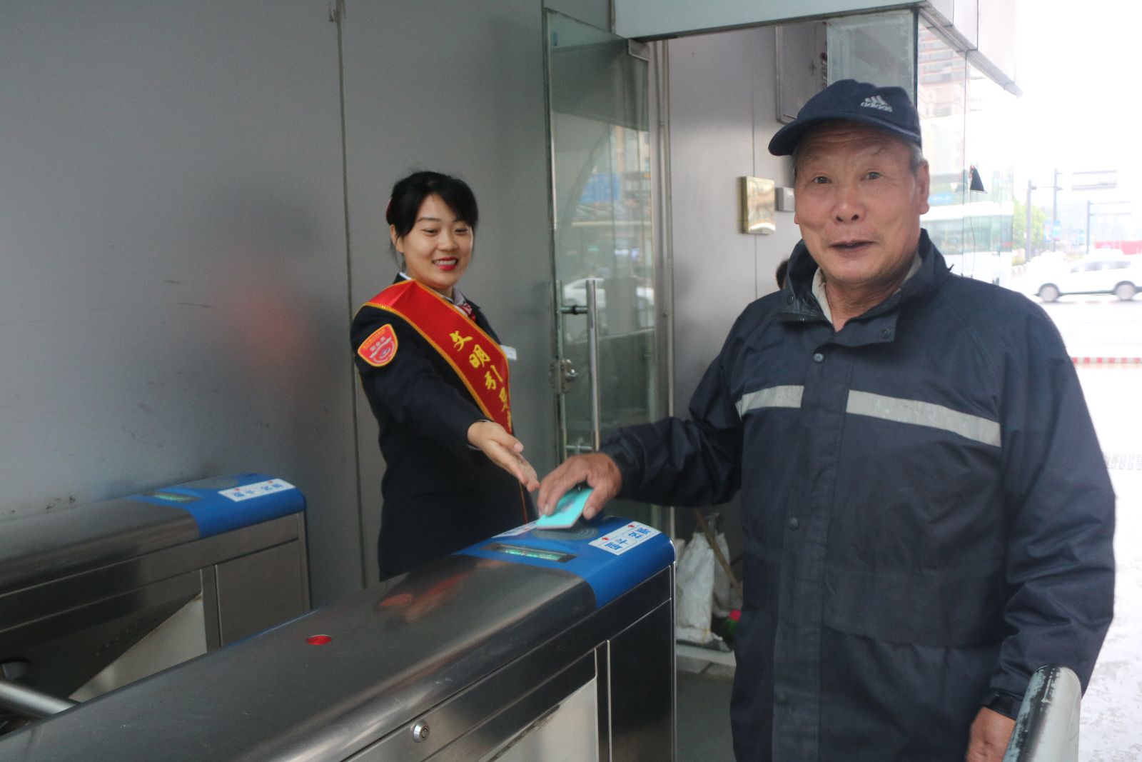 创建国家文明城市 公交快速公司积极组织引导乘客文明乘车